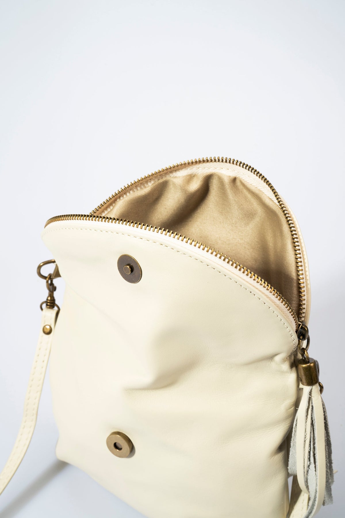 Alessia Made in Italy Full Grain Leather Crossbody Bag – Cream