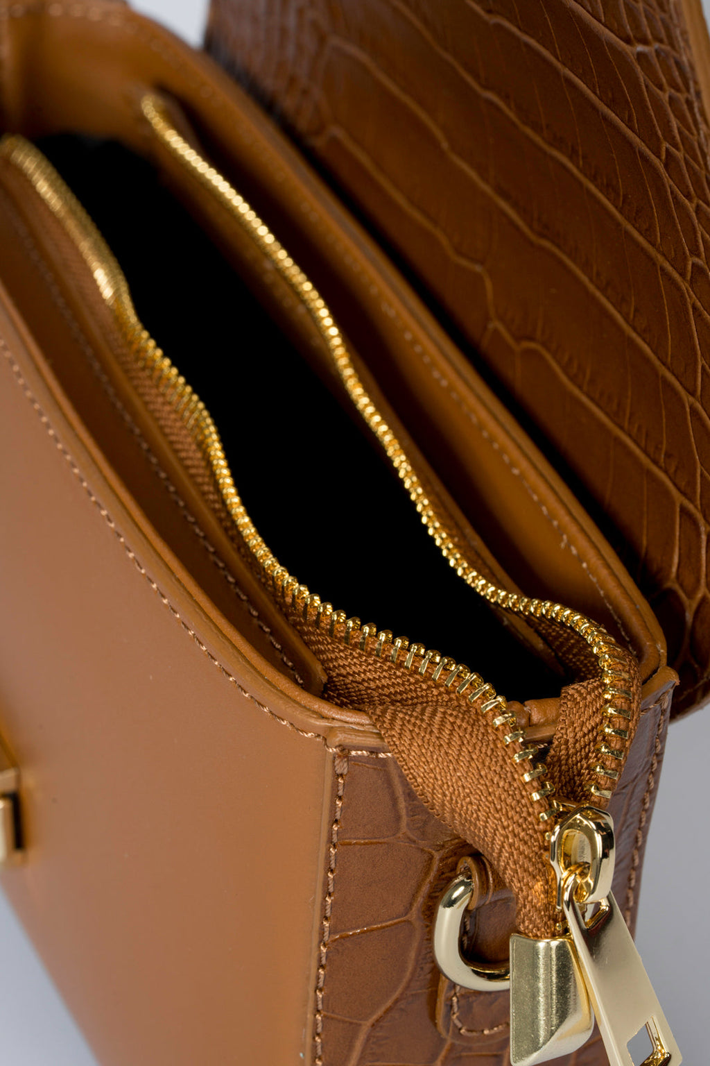 Giorgia Made in Italy Leather Crossbody Bag – Tan